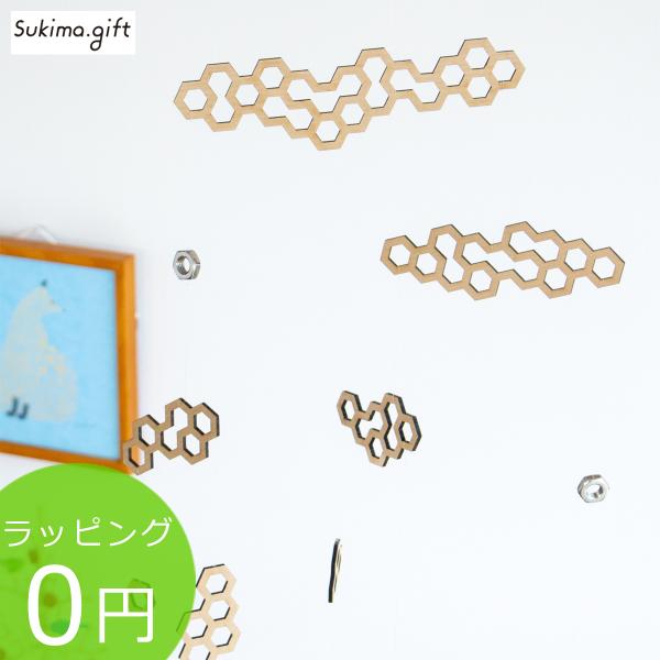 ★ラッピング無料●職人さんの手によって、一つ一つ手作業で仕上げされている木製モビール。主に天然の木材を使って作られたナチュラルなモビールです。●アイコンのようなシンプルな形を組み合わせたデザインで、北欧インテリアなどどんなテイストの空間にも...