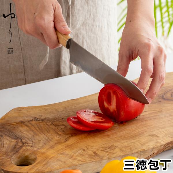 ●和食を楽しむお手入れしやすい包丁です。日本で使われてきた便利なかたちをシンプルに、そして使いやすいスタイルに仕立てられています。●ブレードの三層鋼は、両側にさびにくいステンレスを、芯材に切れ味が長続きするモリブデンバナジウムステンレス鋼を...