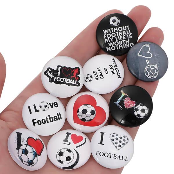 〜商品仕様〜便利でサッカー柄のクリスタルパーツお得な10種類セット。直径　３センチクリスタル　サッカー柄10種類　各１個※裏側には何も付いていません。まとめてＯＰＰ袋に入れて発送します〜商品説明〜飾ってあるだけでも、インテリア効果抜群！使い...