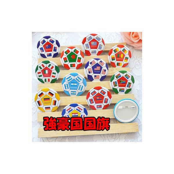 〜商品仕様〜サイズ　バッチ直径　約４．４センチ１個（お好きな国を選択してください）〜商品説明〜サッカーボール型のコレクションバッチ！サッカー強豪国の国旗入り。全部集めると嬉しいかも。応援したい国のバッチだけでも気分は盛り上がること間違いなし...