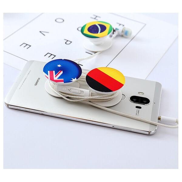 〜商品仕様〜サイズ　国柄の直径　約４センチ使用時の高さ　約２．９センチ未使用時の高さ　約０．９センチパッケージサイズ　約９センチ×約１１．２センチオプションより国を選択してください裏側は粘着テープになってます。粘着力が強くて取り外すのが大変...