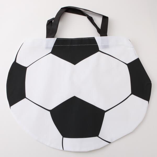 〜商品仕様〜サッカーボール部分のサイズ　縦　　約３７センチ　横　　約４５センチ　マチ　約０．５センチ素材　不織布　１枚重いものを入れすぎないようにしてください。作成時の印刷ミスがあることがあります。〜商品説明〜持ってるだけでウキウキ！可愛く...