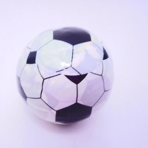 〜商品仕様〜サッカーボールの直径　約４センチタオルのサイズ　約２５センチ×約２８センチタオルはサッカー柄となります。サッカーボールの皮を剥いたとき、中は硬い状態になっています。水で濡らしながら、ほぐしていると解凍されたようにタオルの姿になっ...