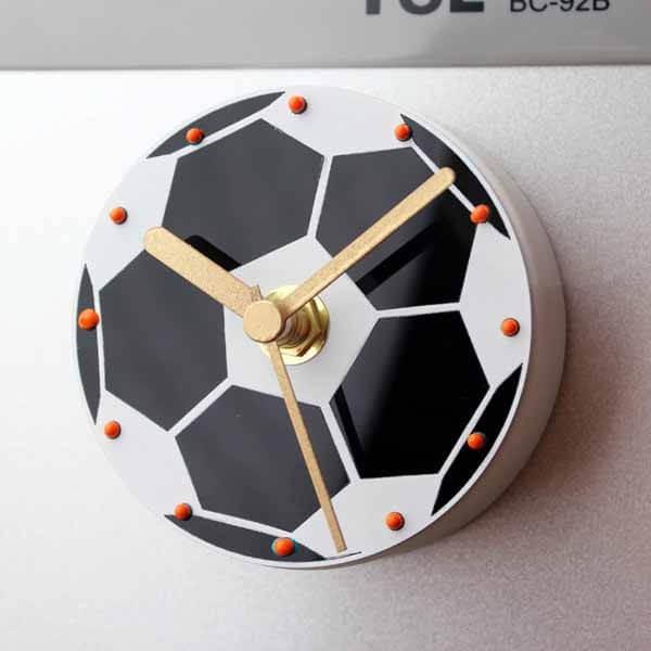 サイズ　大きい箱　約２９センチ×約１８．５センチ×約６センチ　本体（サッカーボール）直径　約８．５センチ　厚さ　約２．８センチ単３電池が１本必要です（別売）電池を入れるときは、小さいプラスドライバーが必要です。（ネジ３つで止めてあります）注...