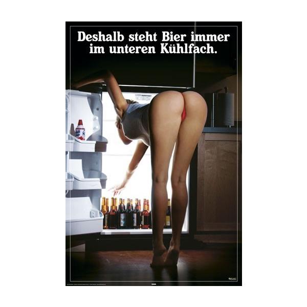 ビールを冷蔵庫の一番下に置いたのは誰でしょうか？この光景を楽しみにしている、この女性の彼氏！？彼女は彼の視線に気付いているのかな？　人気のセクシーポスターです。【英文タイトル】 Kuhlfach【サイズ】 91.5 × 61.0 cm【適合...