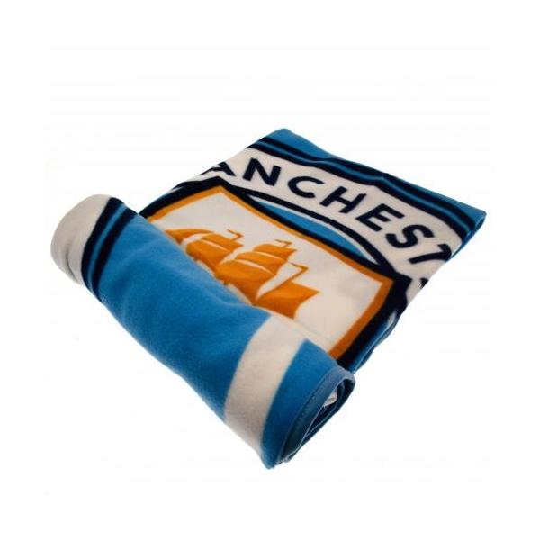 マンチェスター・シティのオフィシャルフリースブランケット。フワフワで暖かい素材感が魅力のフリース素材は、柔らかい肌触りが気持ちイイ仕上がり。室内や車内での毛布代わりはもちろん、屋外レジャー時の防寒対策、またソファーなどに掛けてカバー代わりな...