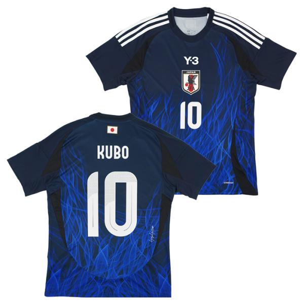 日本代表チームが一つの炎になってうねりを上げて燃え上がる。チームのホームカラーのブルーをベースに、日本の力強さを映し出すかのような、うねりを上げて燃えるハンドペイントの青い炎のグラフィックをあしらった、日本代表のレプリカジャージー。「#10...