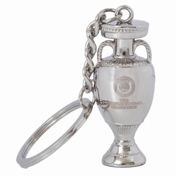 UEFA EURO2024（欧州選手権）の公式グッズ。アンリ・ドロネー杯と名付けられた優勝トロフィーを3Dで忠実に再現した重厚感のある立体キーホルダー。※国内未発売商品■サイズ：トロフィー部分 全長4.5cm■素材：真鍮■重量：58g■生産...