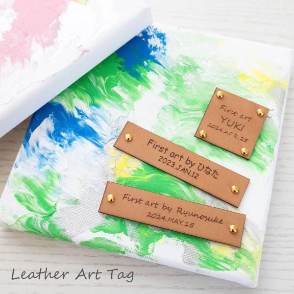 高級感のある本革製のアートタグです。生まれて初めてつくる作品「ファーストアート」にタグを付ける事で、より素敵なアート作品に仕上がります。タグには「フリーメッセージ」の刻印も可能です。おじいちゃん・おばあちゃんへメッセージを添えてお子様の描い...
