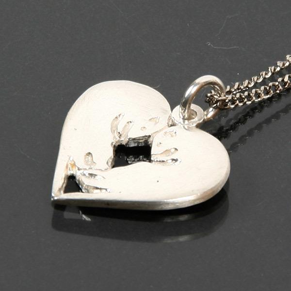 ・白く柔らかな輝きを放つ、ピュアシルバーのフェレットペンダント。・一見普通のハート型のペンダントだけど…よく見ると可愛いフェレットが2匹寄り添ってハート型に…・一つ一つデザイナーさんの手作りなので、暖かみのある作りです。・フェレット好きなあ...