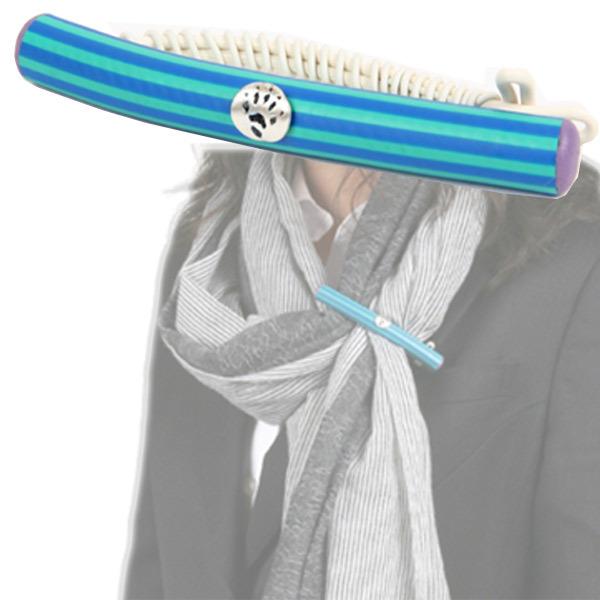 ・ポップな色のチューブ台にフェレットのパウ柄のワンポイントが可愛いマフラー＆ストールクリップ。・ワイヤーを曲げて調節することで、ストールやマフラーなどのどんな厚みにも対応できます。・ゴム製のチューブ使用しているので、軽くて滑り落ちにくくなっ...