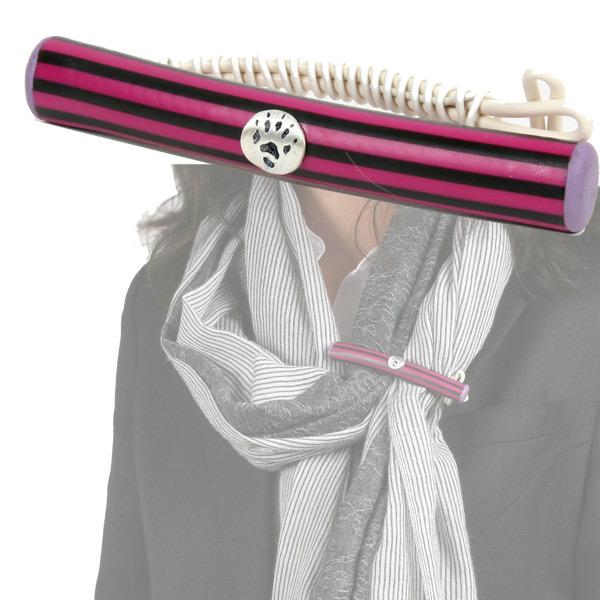 ・ポップな色のチューブ台にフェレットのパウ柄のワンポイントが可愛いマフラー＆ストールクリップ。・ワイヤーを曲げて調節することで、ストールやマフラーなどのどんな厚みにも対応できます。・ゴム製のチューブ使用しているので、軽くて滑り落ちにくくなっ...