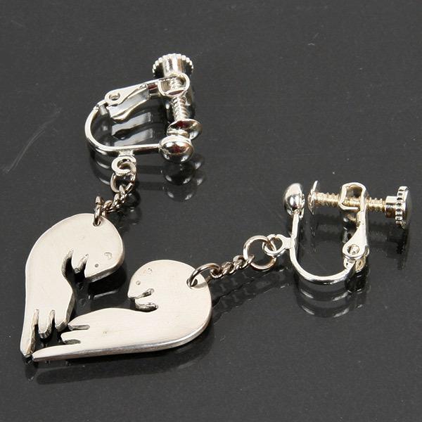 ・白く柔らかな輝きを放つ、ピュアシルバーのフェレットイヤリング。・フェレットが丸くなってスヤスヤ眠っているようなモチーフのイヤリング。・一つ一つデザイナーさんの手作りなので、暖かみのある作りです。・フェレット好きなあの人へ…お誕生日やクリス...