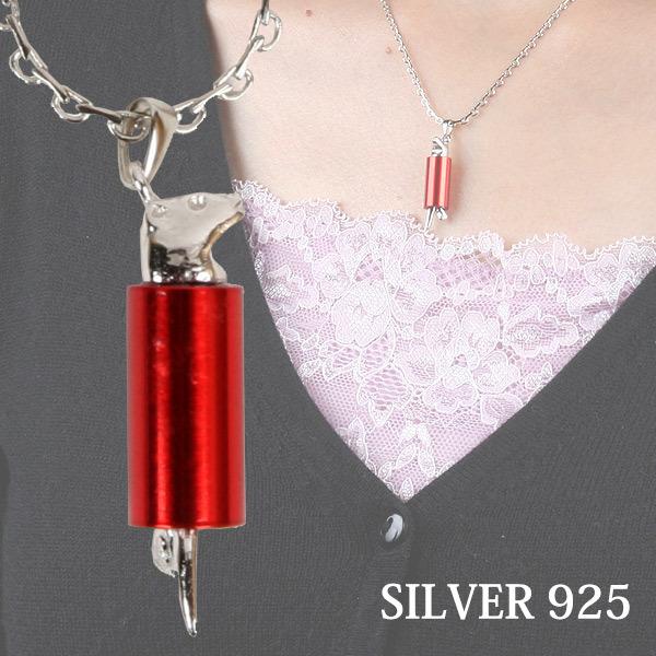 ・大好きなパイプに潜って、頭とシッポと片足だけ出して遊んでいるフェレットの“あるあるシーン”が微笑ましいペンダントです。・ちょっとオシャレなアジャスター付デザインチェーンも可愛い！・一つ一つデザイナーさんの手作りなので、暖かみのある作りです...