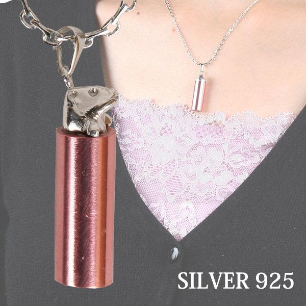 ・好きで潜ったはずなのに…なぜか飼い主さんに早く見つけてほしそうなフェレットの“あるあるシーン”が微笑ましいペンダントです。・ちょっとオシャレなアジャスター付デザインチェーンも可愛い！・一つ一つデザイナーさんの手作りなので、暖かみのある作り...