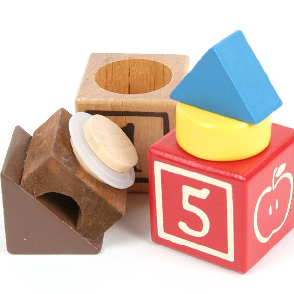 ・小さな積み木のお家に見えるかわいい乳歯入れ♪・ペットの歯はもちろんのことお子様用としても…・指輪やアクセサリー等の細かいモノの収納にも。・木製なので手触りも優しく、インテリアにも馴染みます。・デスク回りの小物入れやお薬やサプリメント入れと...