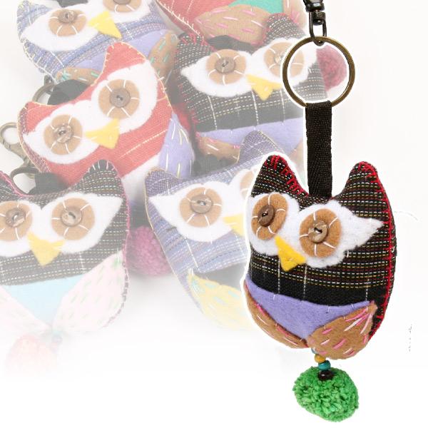 ・いろいろな柄の布にフェルトでアップリケしてふくろうの模様を表現しているぬいぐるみ型のキーホルダーです。・目には木製おミニボタンを使用。・ボタン目の人形はタイのお守り。・車のバックミラーに付けてもインパクト大！・使っている布の柄が一つ一つ違...