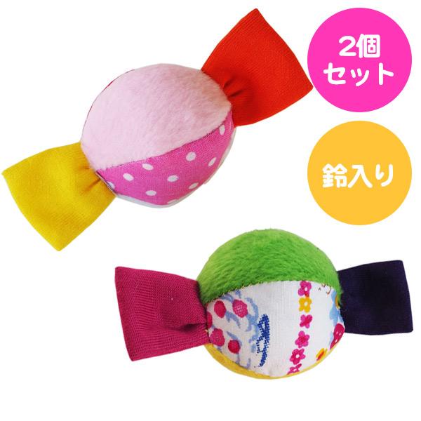 ・ころころかわいい飴ちゃん型のおもちゃ。・パッチワークでポップなデザイン。・咥えて持ち運びやすいミニサイズ。・中には鈴が入っていて、動くたびにチリンチリン音がします。・運んで隠してたくさん遊べる2個セットです。■サイズ：約7.5cm■素材：...