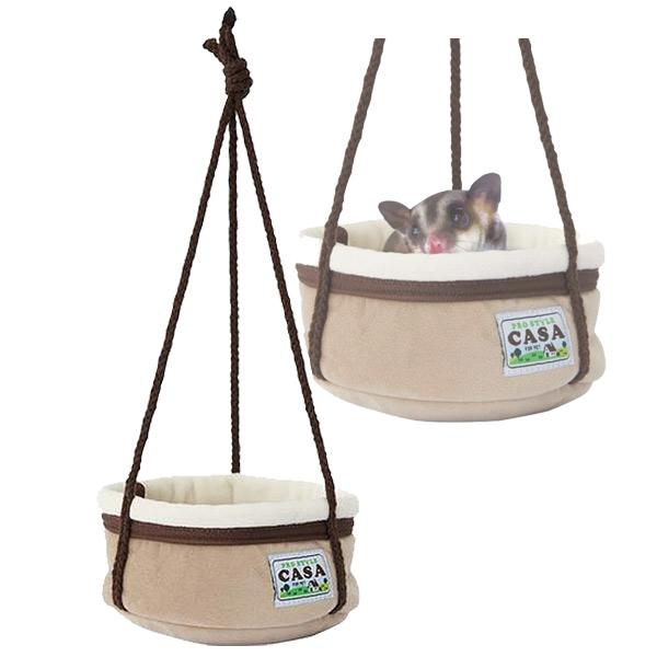 ・ケージのワイヤー部分にヒモを通して結び、吊るして使用する小動物用のベッド。・ふんわりもちもちした優しい肌触り。・抗菌、防臭加工を施した特殊生地を使用しています。・手洗い可能なのでいつでも清潔に使えます。・本体サイズ：約直径140mm×高さ...