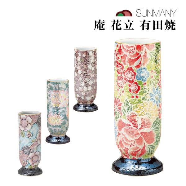 【商品仕様】 素材：陶磁器 サイズ：42×42×102mm 重量：96g カラー：紅染、四季友禅、色唐草、桜ろまん 【商品説明】 サンメニーの「庵 花立 有田焼」は、リビングやミニ仏壇に最適なコンパクトサイズの仏具です。日本製の高品質な陶磁...