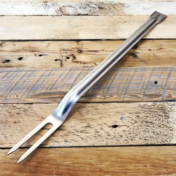 楽しいからやめられない。そのへんの木の枝の中から、なんか手にしっくりくるやつを選んで延々と火を弄る。これもまた焚き火の醍醐味なんじゃないかと（勝手に）思っております。まあ言ってみれば長さ50cmほどの単なるデカいフォークなんですが、コレが焚...