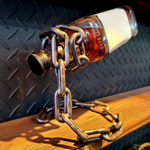 【商品】チェーンボトルホルダー【素材】鉄 / 鎖蝋仕上げ※蝋仕上を行っているため耐熱温度は45℃?60℃になっております。直射日光や高温になる場所は避け、屋内で使用するようお願い申し上げます。【サイズ】横 150mm x 奥行 150mm ...