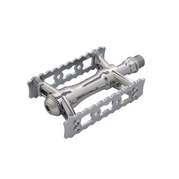 ■商品説明1979年発売以降、いまも絶大な人気を誇るSYLVAN TOURINGは「次」のステージへ。■カラー：シルバー・ボディ：アルミ・側板：アルミ/クロムメッキ・サイズ：W94 x L63　（※W＝踏み面横幅、L＝踏み面前後幅）・踏み面...