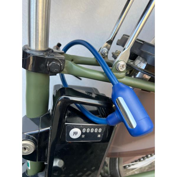 ■商品情報・形状記憶ワイヤー(長さ30cm)採用・フレームとバッテリーの位置に合わせて変形できるから　(1)走行中のガタガタを防止　(2)フレームとバッテリーの傷付け防止　(3)こいだ時に足に当たりにくい・3本キー付き※商品画像はイメージです。