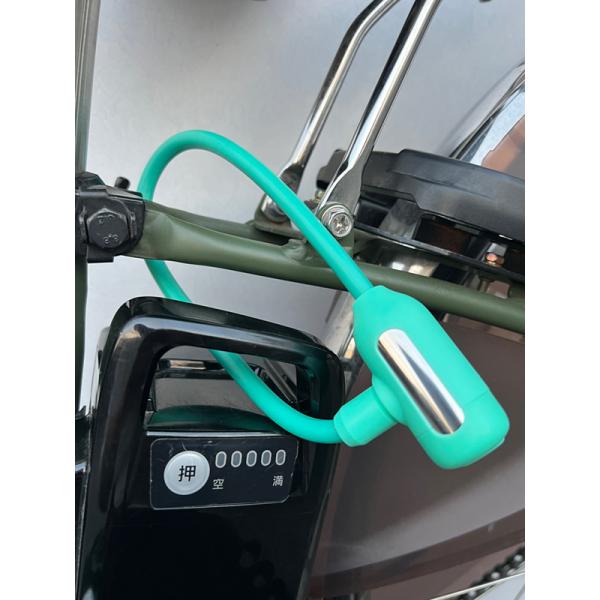 ■商品情報・形状記憶ワイヤー(長さ30cm)採用・フレームとバッテリーの位置に合わせて変形できるから　(1)走行中のガタガタを防止　(2)フレームとバッテリーの傷付け防止　(3)こいだ時に足に当たりにくい・3本キー付き※商品画像はイメージです。