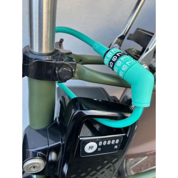 ■商品情報・形状記憶ワイヤー(長さ30cm)採用・フレームとバッテリーの位置に合わせて変形できるから　(1)走行中のガタガタを防止　(2)フレームとバッテリーの傷付け防止　(3)こいだ時に足に当たりにくい・自由に番号を設定できる4桁ダイヤル...