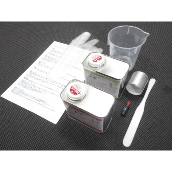 ショア硬度90のエンジン・ミッションマウント強化剤です。分量は750ｇ(主剤500ｇ 硬化剤250ｇ)で、配合比は100：50です。材質はエーテル系ウレタンゴムです。黒色の着色剤が付属しますので、エンジンマウントゴムと同色にすることができま...