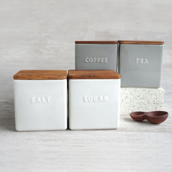 磁器製の本体と、シリコンパッキン付きで水に強いチーク製のフタが機能的でシンプルなキャニスターです。size：約 W95×D95×H103mm/500ml素材：本体 磁器/蓋 天然木（チーク材）/シリコンパッキン付き/ウレタン塗装使用不可：電...