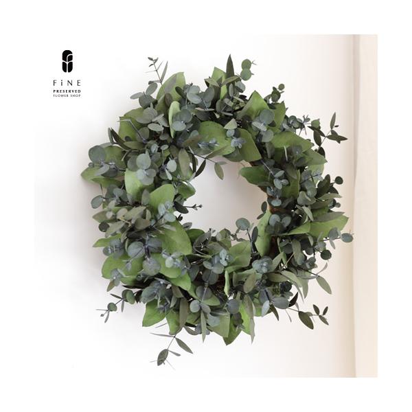 3種のユーカリをミックスした、シンプルでかっこいいリーフリース。インテリアに一つだけ選ぶなら迷わずコレ！オシャレ空間には、ユーカリリーフがよく似合う。直径：約27cm重量：約140g花材：ユーカリ3種（プリザーブド）ご用途 : ギフト プレ...