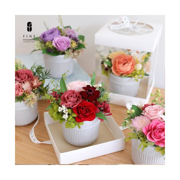 FiNEオリジナルのギフトボックスに入ったお洒落なプリザーブドフラワーアレンジメント。サイズ：ギフトボックス 高さ 約16cm × 横幅 約12cm × 奥行 約12cm　　　　アレンジ 高さ 約12cm × 横幅 約12cm素材：花器 陶...