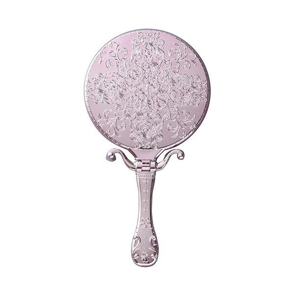 装飾が魅力のお姫様気分のミラーです。　ハンドミラーとしてもスタンドミラーとしてもお使いいただけますアンティークな装飾柄は手鏡の定番。重くないのもうれしいメッキハンドミラーシリーズ持ち手の部分を折ればスタンドミラーにもなる。　●内容量:1個　...