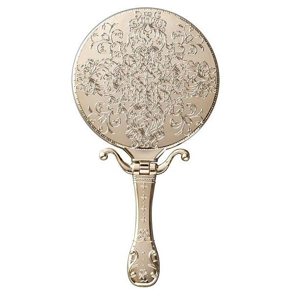 装飾が魅力のお姫様気分のミラーです。　ハンドミラーとしてもスタンドミラーとしてもお使いいただけますアンティークな装飾柄は手鏡の定番。重くないのもうれしいメッキハンドミラーシリーズ持ち手の部分を折ればスタンドミラーにもなる。　●内容量:1個　...