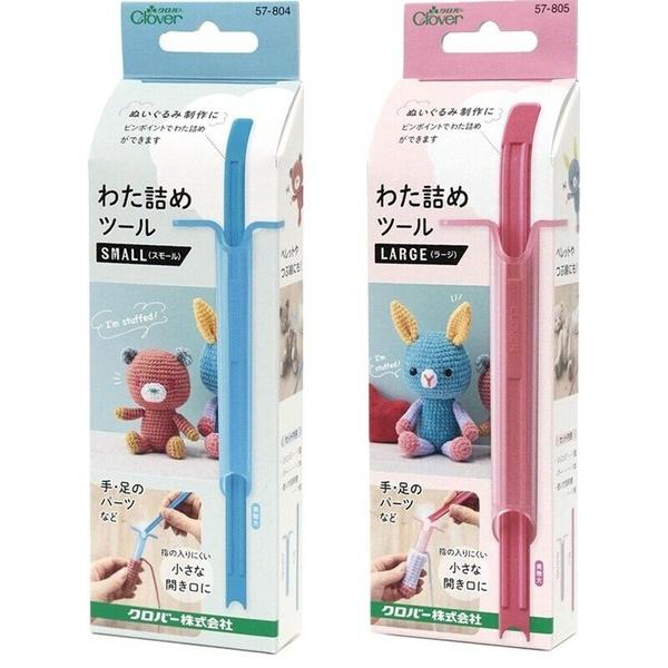 わた詰め作業がはかどる♪シリンジ（筒）とバー（押し棒）のセット。あみぐるみやぬいぐるみ、布やフェルトのマスコット制作など、細かい部分にわたを詰め込む作業に便利です。わたは樹脂製のシリンジ（筒）を通して詰め込むので、指では入れにくい細長いパー...