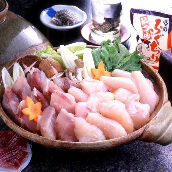 玄海産の新鮮なしろさばふぐの鍋セット、寒い季節に温かい鍋を御賞味下さい。とらふぐひれでヒレ酒を！体の芯から温まります。■配送不可地域：離島は配送不可■温度帯：冷凍■原材料名／食品添加物：●しろさばふぐ(福岡県産)、とらふぐひれ(大分県産)、...