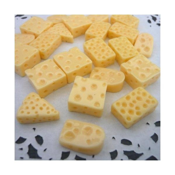 美味しそうな４種類の形をしたチーズデコパーツが登場！長方形にスクエア、三角など４種類のカットタイプのチーズたち★片面は貼り付けやすいフラットタイプ。画像の４種類不均等アソートセットとなります。こちらの商品は品質は一定ではありません。若干の色...