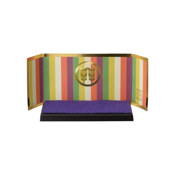 concombreタンタン♪端午のお祝い会。コンコンブルの招き猫たちが端午のお祝いにやってきました。頭にかぶった兜には「災厄から身を待ってくれるお守り」の意味があるそうです。ミニチュアマスコットの五月飾り台座セット 五色縞です。和の伝統カラ...