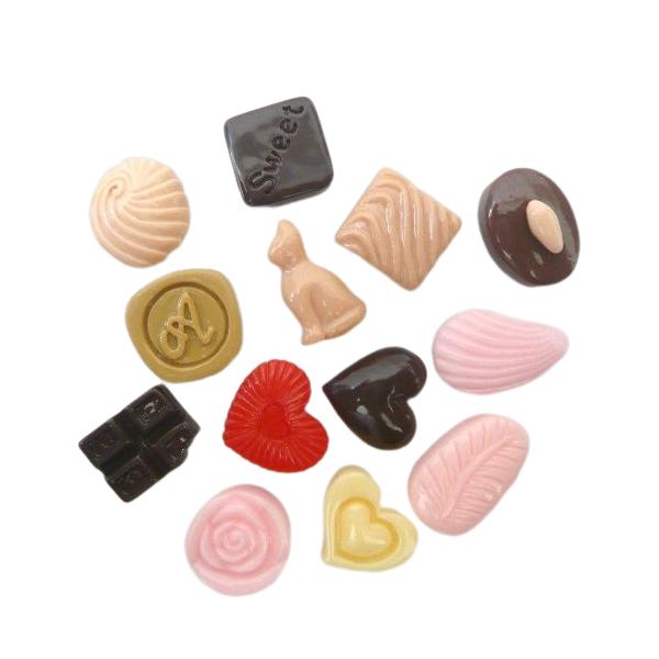 バレンタインの演出にもぴったりのチョコレートデコパーツが登場！約15mm〜20mm前後のサイズ感で、実際のチョコより少し小ぶり程度のリアル感のあるサイズです。７種類の豊富なバリエーションで、まるでバレンタインチョコのようにオシャレでキュート...