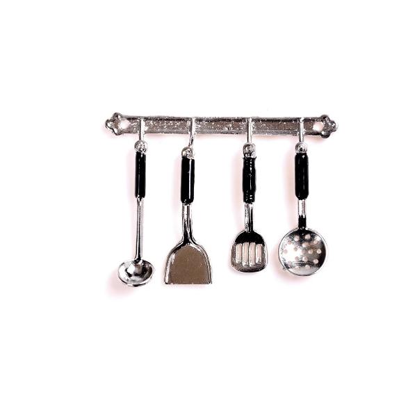 1/12スケールのミニチュアキッチンツールセット。専用の壁掛けフックもついています。ターナーやお玉など4種のツールとフックの計5点セット。シルバー×ブラックカラーの丈夫な金属製。フックSIZE:約W50mm×8mm×5mm※製造上、傷・汚れ...