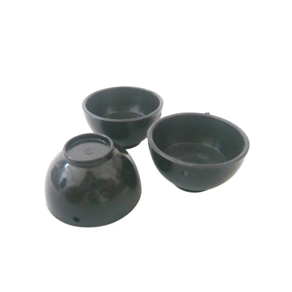 ミニチュアのお椀・どんぶりです。黒地のミニどんぶり、シンプルなミニチュア食器です。カン取り付け用の穴が一か所開いています。１個あたり42円の8個セットとなります。※製造上、すり傷汚れ・バリ等がありますのでご了承ください。SIZE:約30mm...