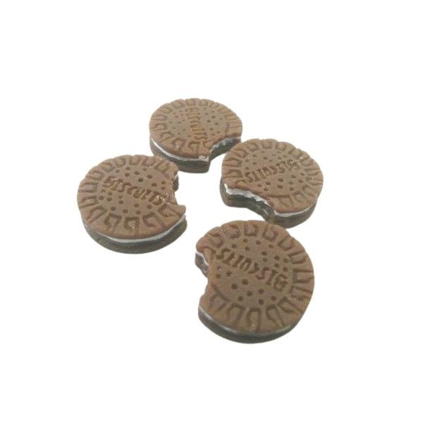 かじり跡がキュートなクリームサンドビスケットのデコパーツです。直径19mmのミニタイプ。片面はフラットになっています。こちらの商品は品質は一定ではありません。成型によるバリ、ペイントずれ・汚れ・傷などがありますのでご了承下さい。１個あたり2...