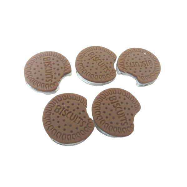 かじり跡がキュートなクリームサンドビスケットのデコパーツです。直径26mmのタイプ。片面はフラットになっています。こちらの商品は品質は一定ではありません。成型によるバリ、ペイントずれ・汚れ・傷などがありますのでご了承下さい。１個あたり26円...