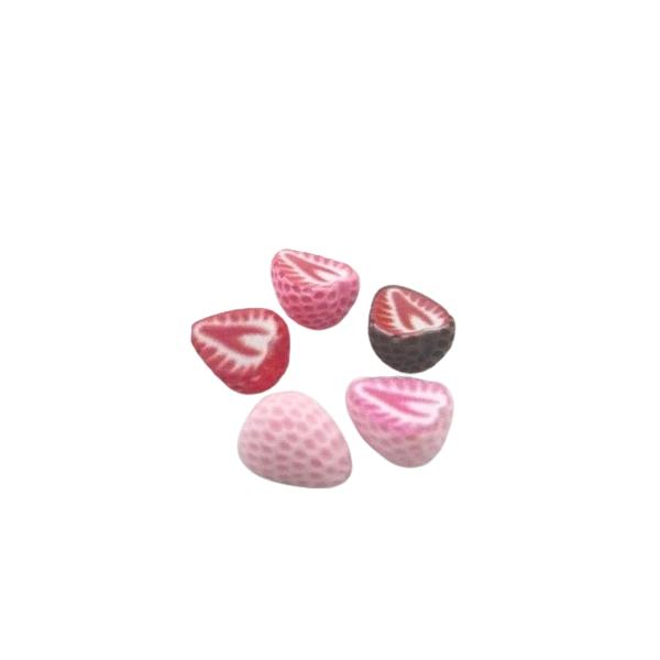 断面のデザインがポイントのハーフストロベリーのデコパーツです。通常の赤いイチゴと、チョコでコーティングされたイチゴチョコなど全４種類アソートとなります。入り内容は均一ではありません。偏りがありますのでご了承ください。10mmサイズのミニタイ...
