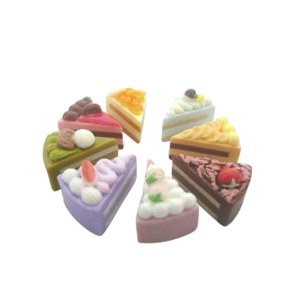 細かいディテールまでこだわったデザインの、デコレーションケーキのミニチュアデコパーツです。チョコやベリー、抹茶などカラフルで美味しそうな全８種類アソートとなります。※８種類全てが入っているとは限りません。入り内容は均一ではありません。偏りが...