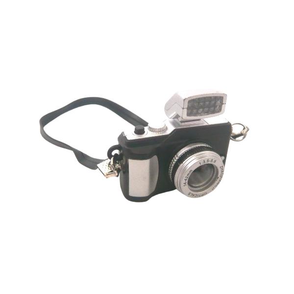 キュートなミニチュアの本格カメラです。シャッタースイッチを押すとシャッター音が鳴りながらフラッシュが光るギミック搭載！SIZE:約40mm×22mm×H39mm※電池交換は出来ません※製造上、傷・汚れ等がありますのでご了承下さい。