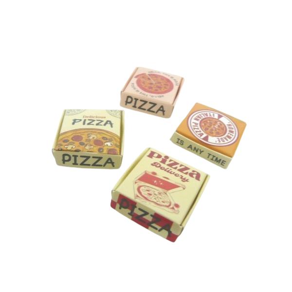 リアルなピザBOXがそのままミニチュアになりました♪画像の全4種各１個のコンプリートセットです。組み立て済み。BOXの中身にピザはありません。材質：紙SIZE:約30mm×30mm×9mm※製造上若干の傷汚れ等はご了承ください。