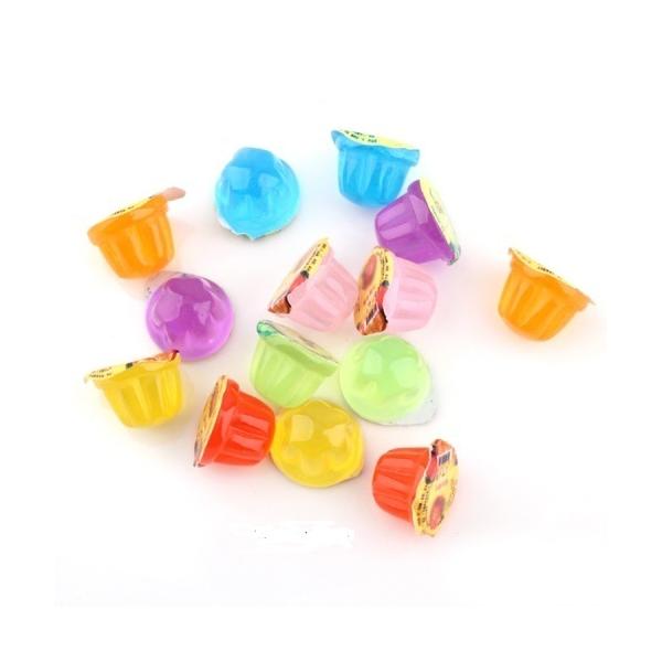 パッケージラベルまで作り込んである、カップゼリーをイメージしたデコパーツです。カップゼリー部分はプラスチック製、ラベル部分はシールを貼り付けている仕様となります。ラベル部分がずれている物が一定数含まれますのでご了承ください。貼りなおして使用...